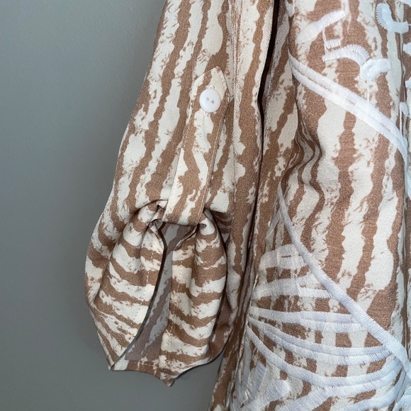 EUC Chico's Highland Park Animal Embroidered Popover Top Size 1 - Medium - Picture 6 of 11